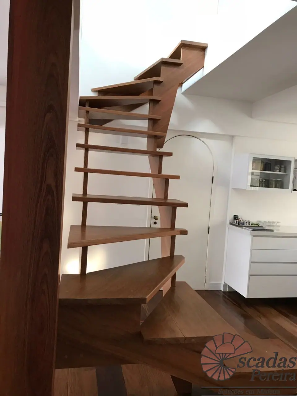 Escada de madeira feita pela Escadas Pereira, foto 36 de 40