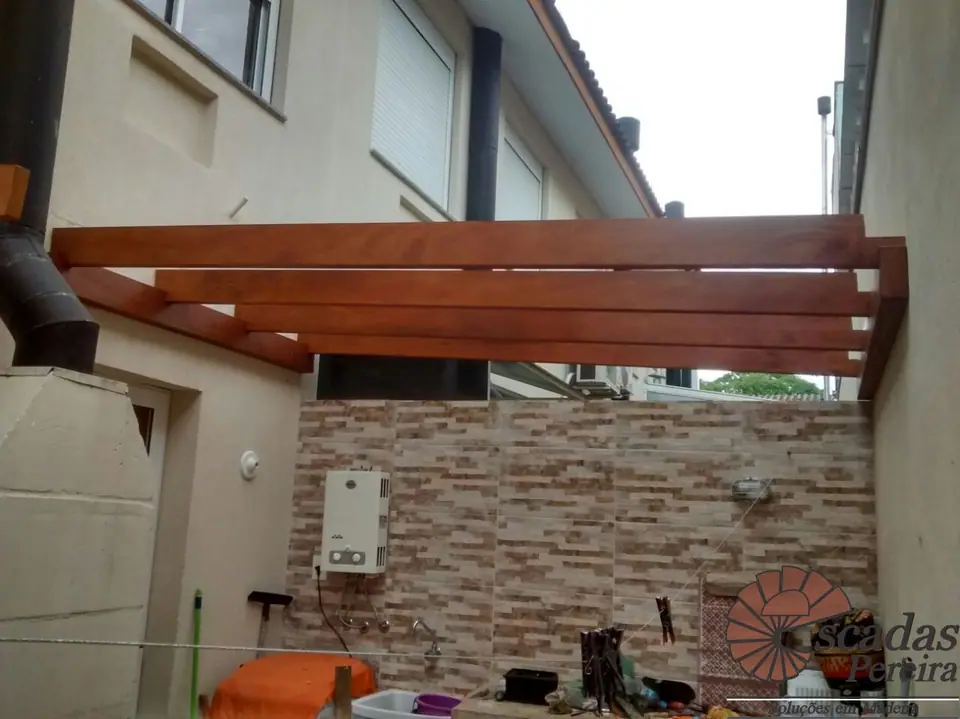 Pergolado de madeira feito pela Escadas Pereira, foto 1 de 18